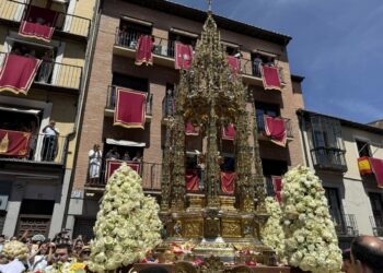 “Os deseo un feliz Corpus Christi y desde aquí acogemos al Papa que viene en el nombre del Señor”