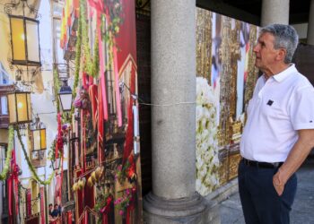 El delegado del Gobierno visita la exposición fotográfica en el edificio de la Delegación de Zocodover