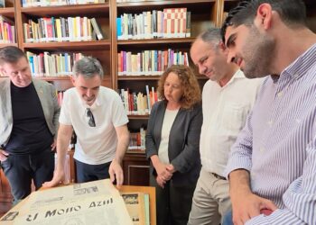 Cabañero muestra a Ignacio Escolar las ‘joyas’ documentales de la Diputación en un encuentro donde ha reivindicado el periodismo como escudo democrático