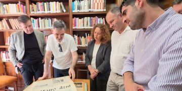 Cabañero muestra a Ignacio Escolar las ‘joyas’ documentales de la Diputación en un encuentro donde ha reivindicado el periodismo como escudo democrático