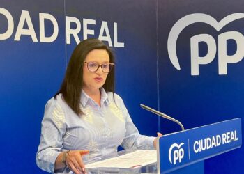 Rocío Zarco exige a José Manuel Caballero que aclare si sigue respaldando el manifiesto de apoyo a Pedro Sánchez que firmó en 2023