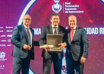 Valverde recoge en Orihuela uno de los Premios Nacionales de la Federación Española por el impulso de la Diputación al balonmano en la provincia