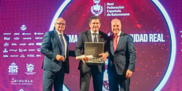 Valverde recoge en Orihuela uno de los Premios Nacionales de la Federación Española por el impulso de la Diputación al balonmano en la provincia