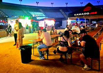 El Festival de las Américas abre sus puertas con diversas propuestas gastronómicas, música en directo y el reto de subirse a un toro mecánico