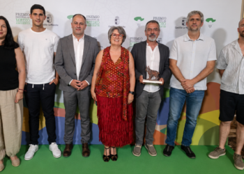 José Antonio Gómez asiste a los Premios Regionales de Medio Ambiente con reconocimientos al Jardín Botánico y a la empresa hellinera Areniscas Rosal