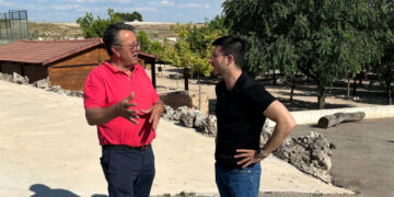 Román García reafirma en Driebes el compromiso del PP con los pueblos y el apoyo al trabajo que desarrolla Juan Carlos Pérez