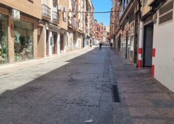 El Ayuntamiento retira temporalmente  parte del mobiliario urbano de la calle Calzada por las obras del nuevo establecimiento hostelero