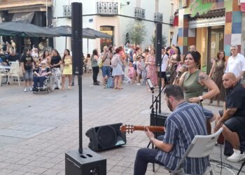 Llenazo en el centro de Puertollano en la primera noche minera del comercio