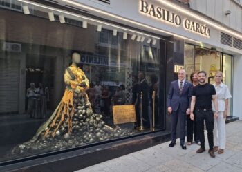 Basilio García, Ático 30kids y Patitas Limpias se alzan con los premios del primer concurso de escaparates de la Noche Minera de Comercio