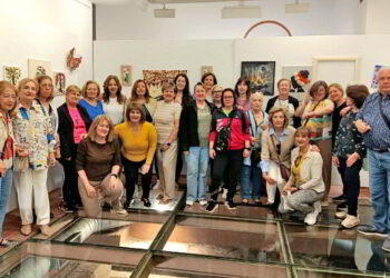 Los talleres de educación de adultos de la barriada Santa Ana exponen dibujos, pinturas y manualidades recicladas