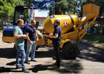 El Ayuntamiento incorpora un furgón y una autohormigonera al departamento municipal de Vías y Obras